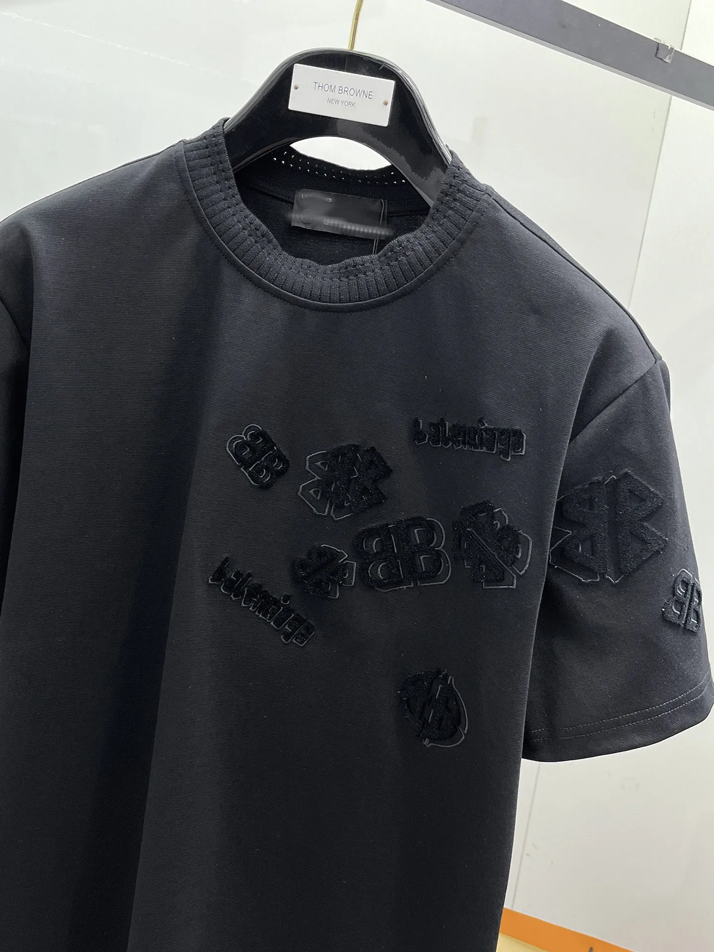 Burberry's top products 🐮2026 Spring and Summer New Arrival first counter, the latest New Arrival short-sleeved round neck T-shirt Premium customized design, avant-garde and fashionable! Brand logo heavy craftsmanship design Premium customized 260g fabric. Soft to the touch. Comfortable to wear. Counter-level exquisite stitching. Fine workmanship. The upper body effect is incomparably handsome! A must-have item for a stylish man! Sizes:M-XXXL
